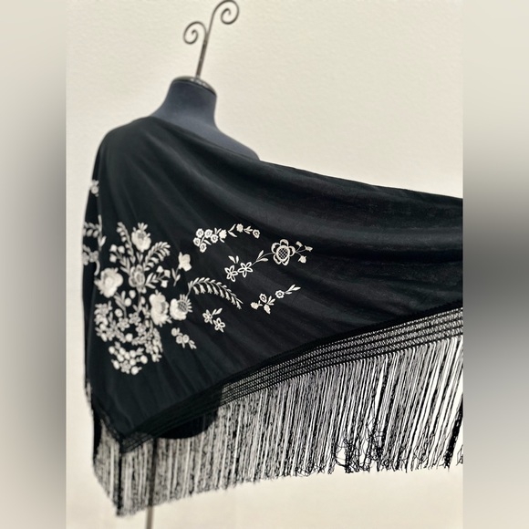 Vintage Triangle Shaped Scarf with Fringes - Picture 7 of 7